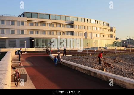 Menschen zu Fuß außerhalb der Midland Hotel Morecambe Lancashire England UK Stockfoto