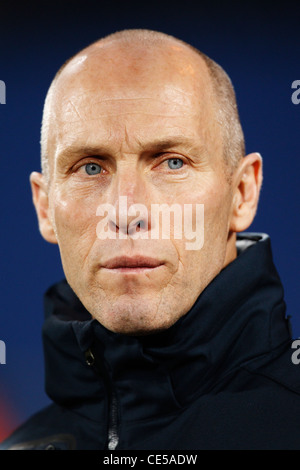 RUSTENBURG, SÜDAFRIKA - 26. JUNI: US-Cheftrainer Bob Bradley auf der Mannschaftsbank vor dem Achtelfinale der FIFA-Weltmeisterschaft gegen Ghana am 26. Juni 2010 im Royal Bafokeng Stadium in Rustenburg, Südafrika. Nur redaktionelle Verwendung. Stockfoto