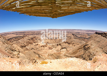 Blick über den Fish River Canyon aus strohgedeckten Sicht in der Nähe von Hobas im Süden Namibias. Stockfoto