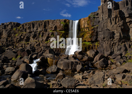 Der Oxararfoss fällt auf die kontinentale Wasserscheide zwischen der eurasischen und nordamerikanischen Platte in Island Stockfoto