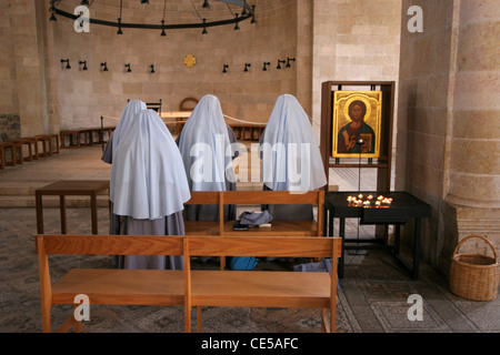 Ansicht des Betens Nonnen im Inneren der Kirche von der Vermehrung der Brote und der Fische, Tabgha, Israel Stockfoto