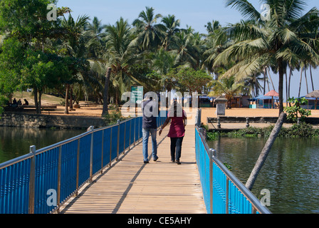 Zwei liebende zu Fuß durch schwimmende Brücke genießen die Schönheit Veli touristischen Village.A Szene aus Veli touristischen Dorf, Kerala. Stockfoto