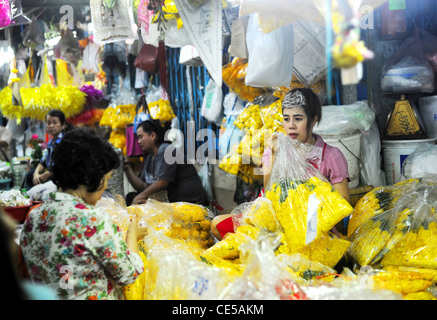 Verkäufer am lokalen Markt in Bangkok Chinatown.Bangkok Chinatown ist eine beliebte Touristenattraktion und ein Lebensmittel-Paradies. Stockfoto