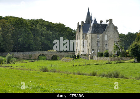 Mittelalterliche Brücke, Eintritt zum Schloss von Bourgon (XIII, XV), Montourtier (Mayenne, Frankreich). Montourtier, Mayenne, Pays de la Loire, Frankreich. Stockfoto