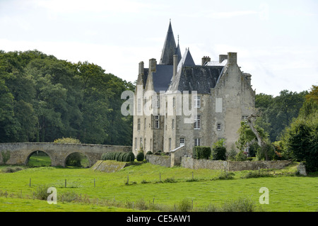 Mittelalterliche Brücke, Eintritt zum Schloss von Bourgon (XIII, XV). Montourtier, Mayenne, Pays de la Loire, Frankreich, Europa. Stockfoto