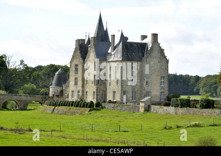 Mittelalterliche Brücke und Turm, Kapelle, Eingang zum Schloss von Bourgon (XIII, XV). Montourtier, Mayenne, Pays de la Loire, Frankreich, Europa. Stockfoto