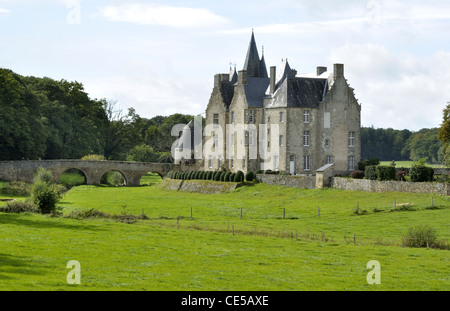 Mittelalterliche Brücke und Turm, Kapelle, Eingang zum Schloss von Bourgon (XIII, XV). Montourtier, Mayenne, Pays de la Loire, Frankreich, Europa. Stockfoto