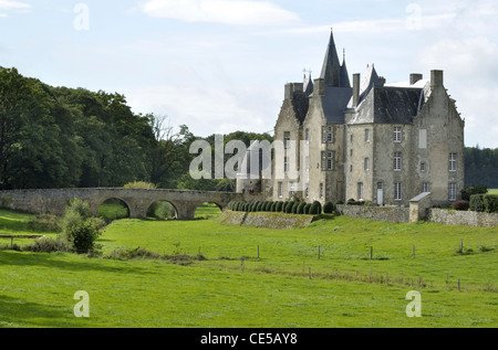 Mittelalterliche Brücke und Turm, Kapelle, Eingang zum Schloss von Bourgon (XIII, XV). Montourtier, Mayenne, Pays de la Loire, Frankreich, Europa. Stockfoto