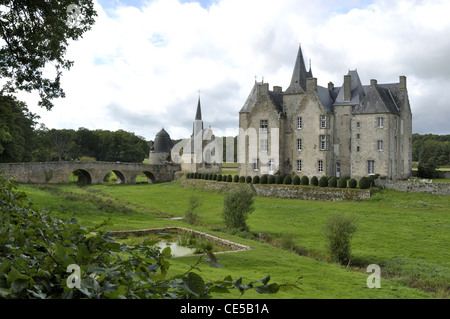 Mittelalterliches Schloss von Bourgon, mittelalterliche Brücke (XIII, XV). Montourtier, Mayenne, Pays de la Loire, Frankreich, Europa). Stockfoto