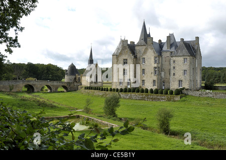 Mittelalterliche Brücke und Turm, Kapelle, Eingang zum Schloss von Bourgon (XIII, XV). Montourtier, Mayenne, Pays de la Loire, Frankreich, Europa. Stockfoto