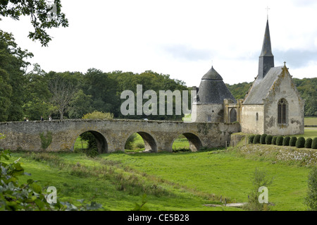 Mittelalterliche Brücke und Turm, Kapelle, Eingang zum Schloss von Bourgon (XIII, XV). Montourtier, Mayenne, Pays de la Loire, Frankreich, Europa. Stockfoto