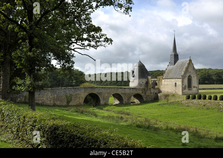 Mittelalterliche Brücke und Turm, Kapelle, Eingang zum Schloss von Bourgon (XIII, XV). Montourtier, Mayenne, Pays de la Loire, Frankreich, Europa. Stockfoto