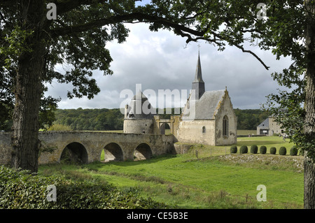 Mittelalterliche Brücke und Turm, Kapelle, Eingang zum Schloss von Bourgon (XIII, XV). Montourtier, Mayenne, Pays de la Loire, Frankreich, Europa. Stockfoto