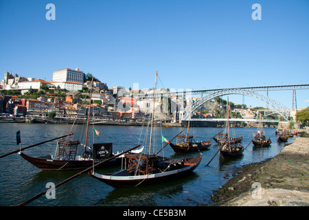 Barcos Rabelo am Fluss Douro mit Porto und D. Luis Eisenbrücke auf dem Hintergrund Stockfoto