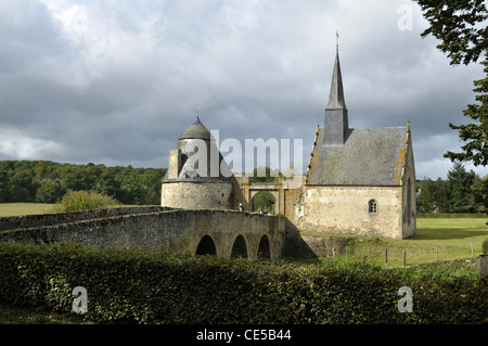 Mittelalterliche Brücke und Turm, Kapelle, Eingang zum Schloss von Bourgon (XIII, XV), Montourtier, Mayenne, Pays de la Loire, Frankreich, Europa. Stockfoto