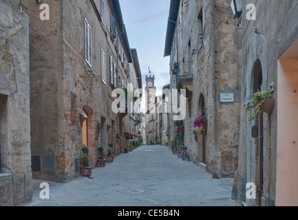 Europa, Italien, Toskana, Pienza, mittelalterliche Straße und Uhrenturm in der Altstadt (Corso Il Rossollino) Stockfoto