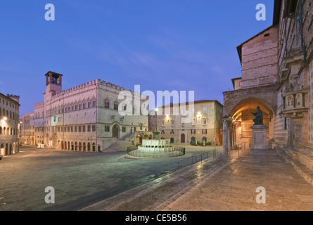 Europa, Italien, Umbrien, Perugia, Fontana Maggiore und Palazzo dei Priori in der Morgendämmerung Stockfoto