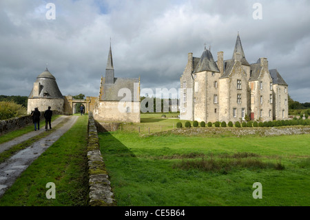 Mittelalterliche Brücke und Turm, Kapelle, Eingang zum Schloss von Bourgon. (Montourtier, Mayenne, Pays de la Loire, Frankreich, Europa). Stockfoto