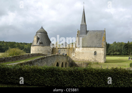 Mittelalterliche Brücke und Turm, Kapelle, Eingang zum Schloss von Bourgon (XIII, XV), Montourtier, Mayenne, Pays de la Loire, Frankreich, Europa. Stockfoto