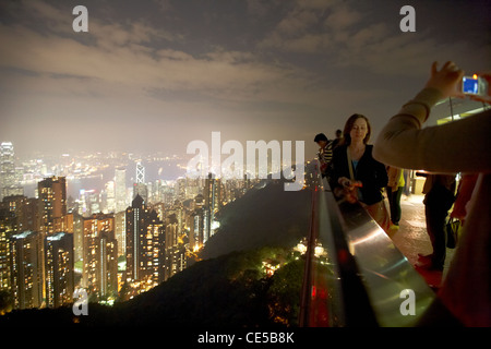 weibliche Touristen fotografieren von der Sky Terrace auf der Spitze Hongkong Sonderverwaltungsregion Hongkong China Asien Stockfoto