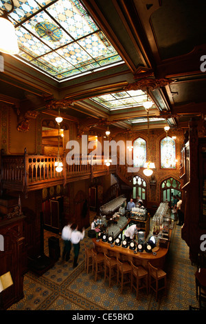 Europa, Rumänien, Bukarest, die Innenansicht der berühmte Bier Haus Caru cu Bere Stockfoto