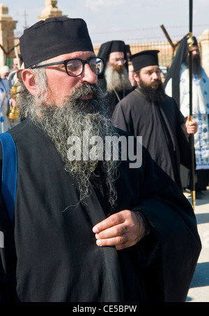 Griechische orthodoxe Priester beteiligt sich an der baptising Ritual während der Epiphanie am Qaser el Yahud, Israel im 18. Januar 2012 Stockfoto