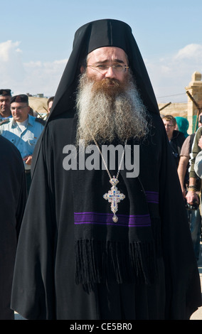 Die griechische orthodoxe Bischof beteiligt sich das baptising Ritual während der Epiphanie am Qaser el Yahud, Israel im 18. Januar 2012 Stockfoto