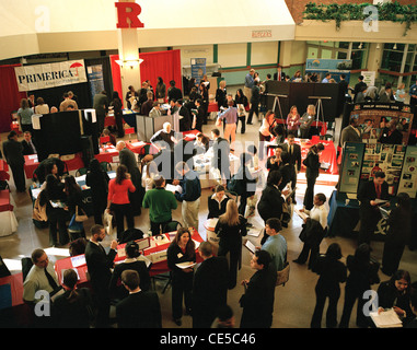 Studenten, fair an der Rutgers University College Absolventen und Erwachsene suchen Stellenangebote von Unternehmen bei einem Career Day Job. Stockfoto