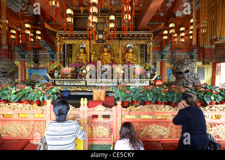 chinesische Frauen beten am po Lin Kloster Ngong Ping Lantau Insel Hongkong Sonderverwaltungsregion Hongkong China Asien Stockfoto