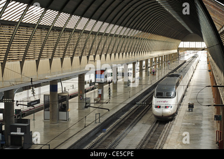 RENFE Zug am Bahnhof Santa Justa Sevilla, Sevilla, Spanien Stockfoto