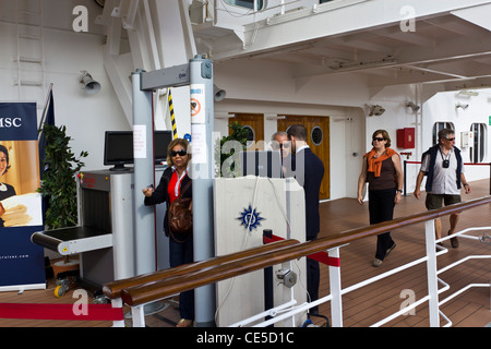 Passagiere, die Weitergabe durch die Sicherheitskontrolle Internat MSC Armonia Kreuzfahrtschiff. Stockfoto