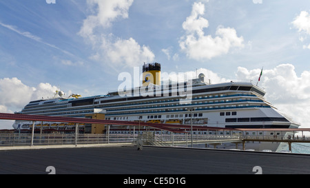 Costa Concordia angedockt an Palma De Mallorca, Spanien, zeigt Passagier Gänge. Stockfoto