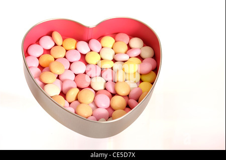 Süßigkeiten in ein offenes Silber Herz geformt Box mit rosa innen Stockfoto