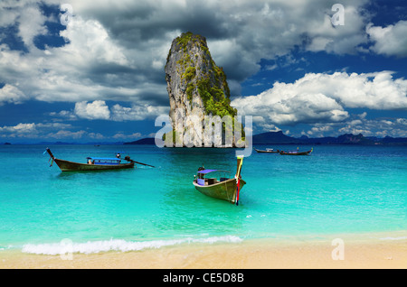 Lange Rute Boote, tropischen Strand, Andamanensee, Thailand Stockfoto