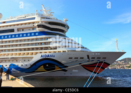 Kreuzfahrtschiff "AidaBlu" im Hafen von Bergen, Norwegen Stockfoto