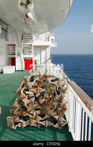 Strickleiter unter Rettungsboot an Deck der Passagier Fähre Stockfoto