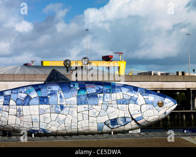 Große Fische, Laganside, Belfast, Northern Irelandprinted Keramikmosaik Stockfoto