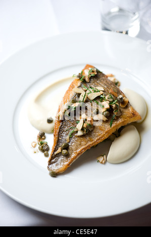 Fisch und Mandeln auf einem Teller Stockfoto