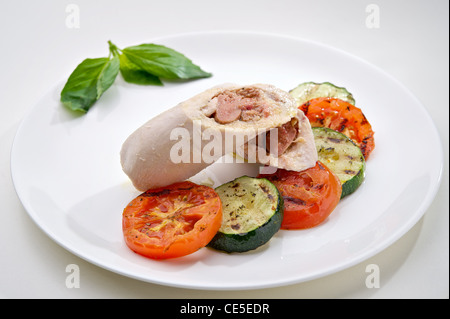 Gedämpftes Huhn Schnitzel mit gebackenem Gemüse auf runden weißen Teller serviert Stockfoto