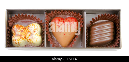 Lust auf Valentine Pralinen in einer Schachtel, die isoliert auf weißem Hintergrund mit Clipping-Pfad in der Datei enthalten. Stockfoto