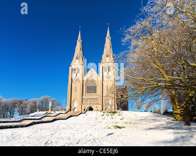 Armagh Kathedrale im Schnee, Nordirland Stockfoto