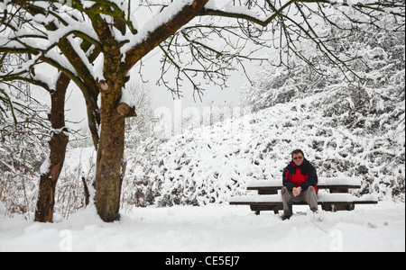 Selbstportrait im Schnee in der Anschlussgleise Orchard ist Teil des Naturparks Heaton Mersey Vale. Stockfoto