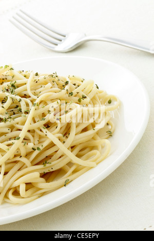 leckere italienische einfach Spaghetti mit italienischen Kräutern frische Butter und Olivenöl Stockfoto