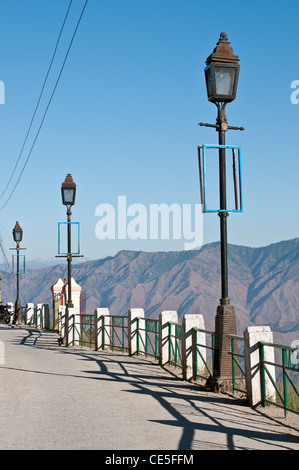 Leeren und friedlichen Camel Back Road und Berge in Ferne, Mussoorie, Uttarakhand, Indien Stockfoto