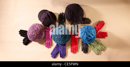 bunte Wolle Mützen und Handschuhe aus Leder Stockfoto