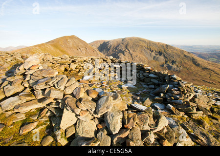 Ein Shelter auf Dow Crag mit Coniston Alter Mann im Hintergrund, Lake District, Großbritannien. Stockfoto