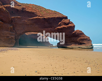 Riesigen natürlichen Bögen auf Legzira Strand, Marokko, von denen einer Seit zusammengebrochen Stockfoto