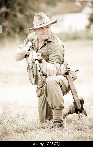 Ein britischer Dschungelsoldat aus dem 2. Weltkrieg, der in authentischer Dschungeluniform gekleidet ist und ein Gewehr hält. Britische Streitkräfte des Pazifikfeldzugs des Zweiten Weltkriegs. Stockfoto