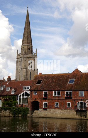Kirche von Str. Helens und River Thames Abingdon Stockfoto