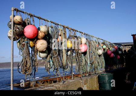 Angelausrüstung wie Seile, Bojen und Hummer Töpfe Austrocknen in der Sonne im Hafen von Sennen, Cornwall, UK Stockfoto